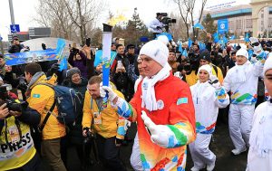 Олимпийский чемпион Дмитрий Баландин на эстафете огня зимней Универсиады-2017 в Алматы